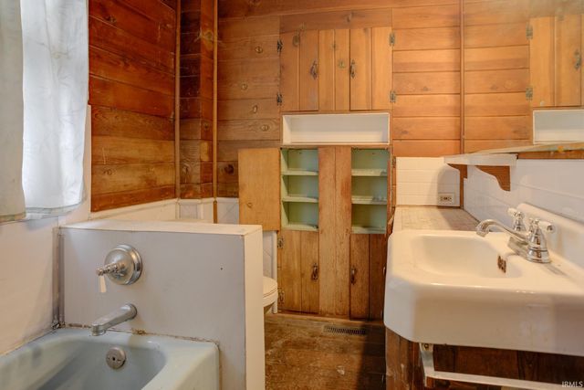 8 E Gray Street, Newburgh, IN 47630