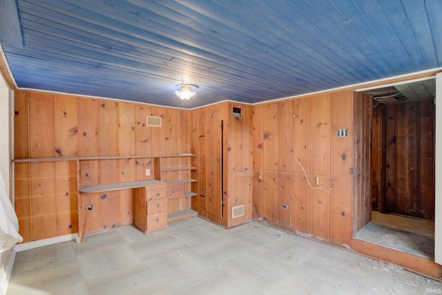 8 E Gray Street, Newburgh, IN 47630