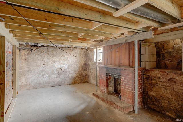 8 E Gray Street, Newburgh, IN 47630