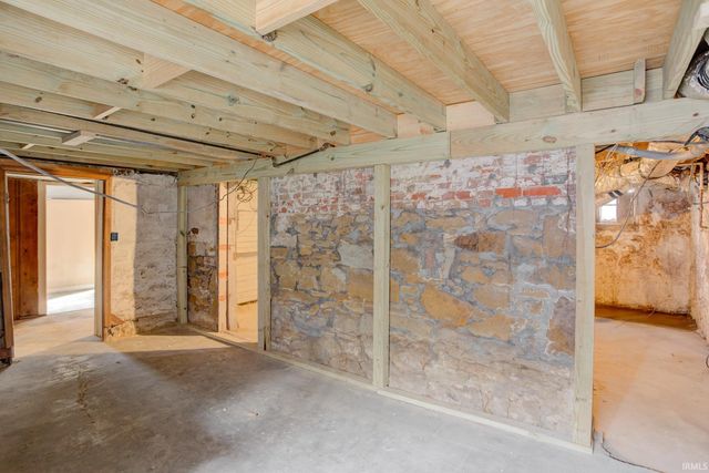 8 E Gray Street, Newburgh, IN 47630