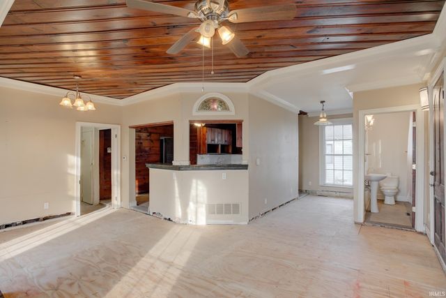 8 E Gray Street, Newburgh, IN 47630