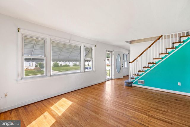 4101 CHANDLER DR, Brookhaven, PA 19015