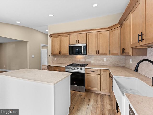 139 ALBANY AVE, Barrington, NJ 08007