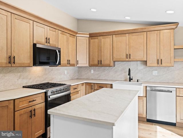 139 ALBANY AVE, Barrington, NJ 08007