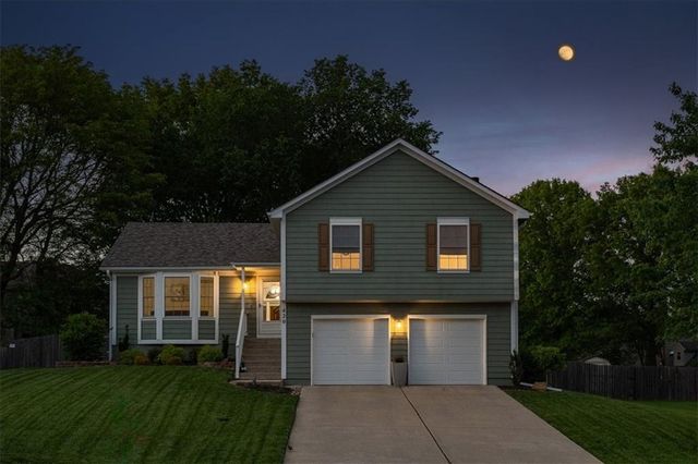 420 NE Victoria Circle, Lee's Summit, MO 64086