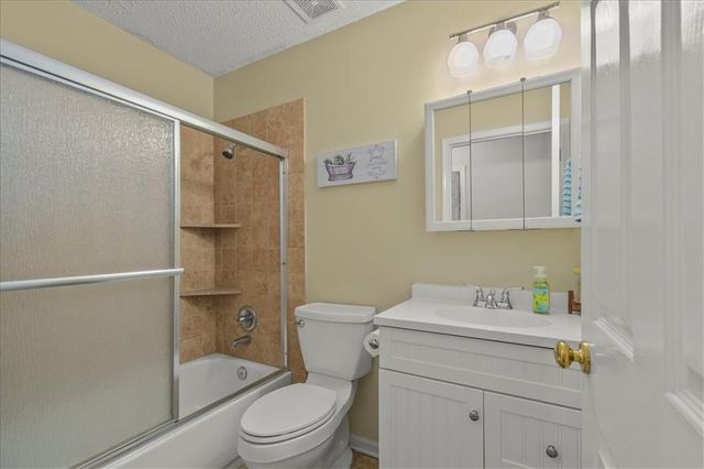 420 NE Victoria Circle, Lee's Summit, MO 64086