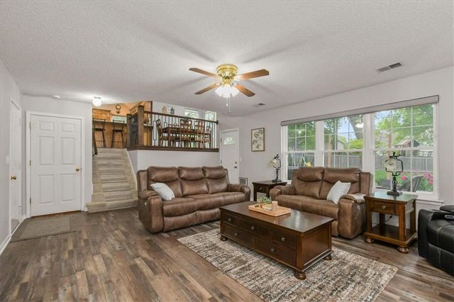 420 NE Victoria Circle, Lee's Summit, MO 64086