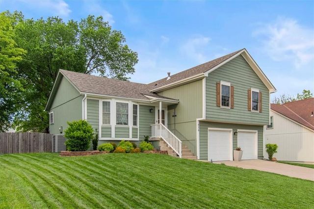 420 NE Victoria Circle, Lee's Summit, MO 64086