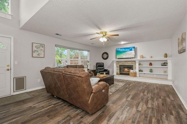 420 NE Victoria Circle, Lee's Summit, MO 64086