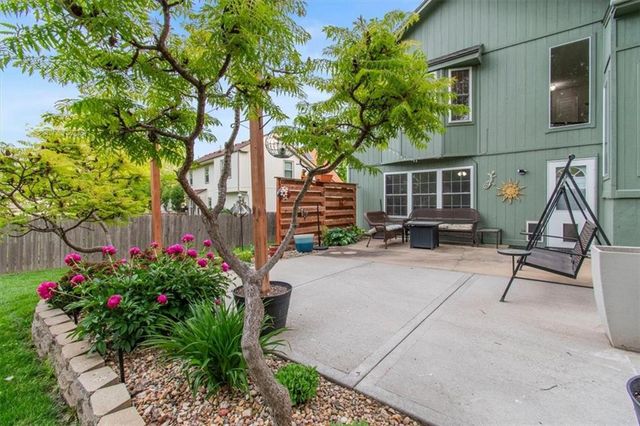 420 NE Victoria Circle, Lee's Summit, MO 64086