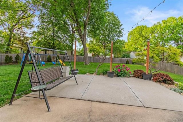 420 NE Victoria Circle, Lee's Summit, MO 64086