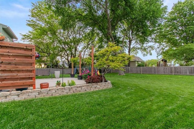 420 NE Victoria Circle, Lee's Summit, MO 64086