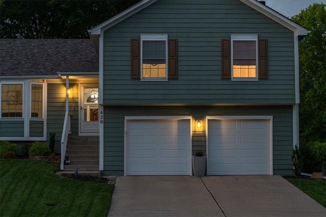 420 NE Victoria Circle, Lee's Summit, MO 64086