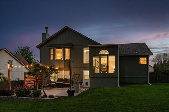 420 NE Victoria Circle, Lee's Summit, MO 64086