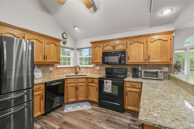 420 NE Victoria Circle, Lee's Summit, MO 64086