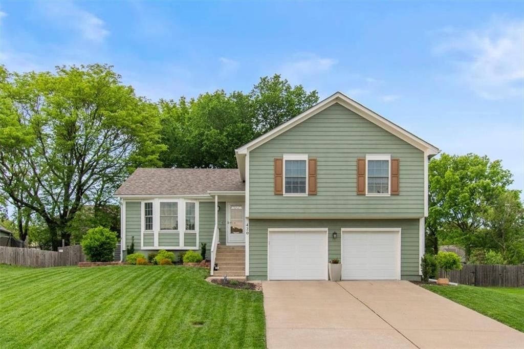 420 NE Victoria Circle, Lee's Summit, MO 64086