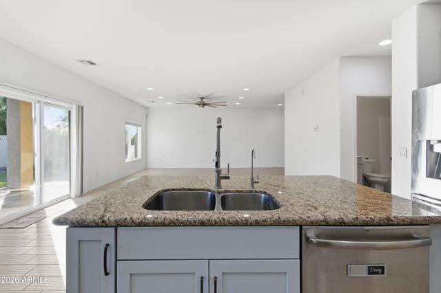 627 W KERRY Lane, Phoenix, AZ 85027