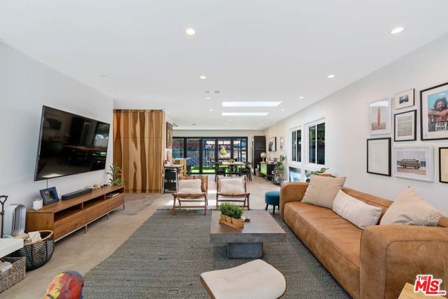 2820 Nichols Canyon Place, Los Angeles, CA 90046