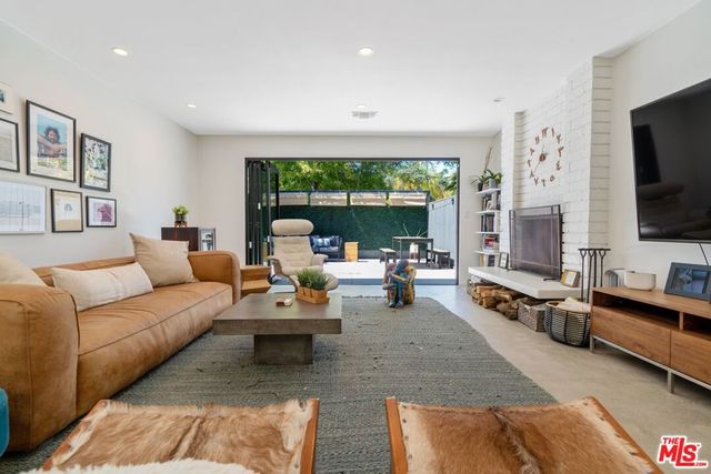 2820 Nichols Canyon Place, Los Angeles, CA 90046