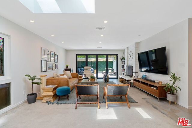2820 Nichols Canyon Place, Los Angeles, CA 90046