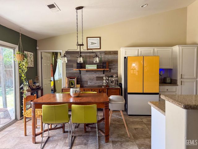 10512 Yosemite Falls Avenue, Bakersfield, CA 93312