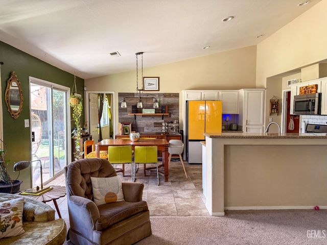 10512 Yosemite Falls Avenue, Bakersfield, CA 93312