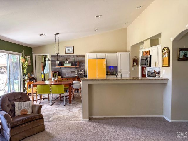 10512 Yosemite Falls Avenue, Bakersfield, CA 93312