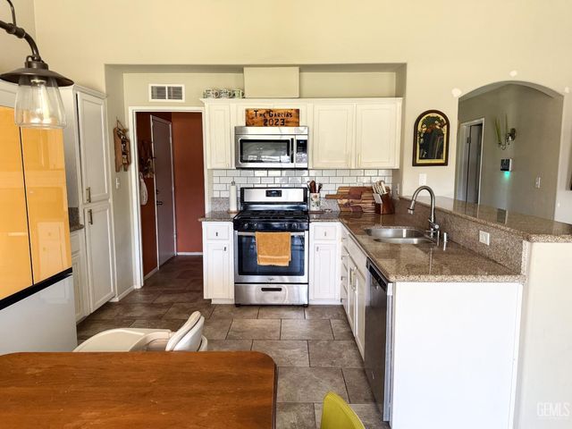 10512 Yosemite Falls Avenue, Bakersfield, CA 93312