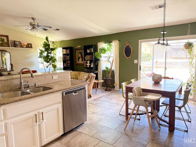 10512 Yosemite Falls Avenue, Bakersfield, CA 93312