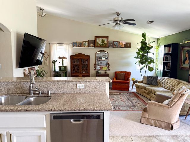 10512 Yosemite Falls Avenue, Bakersfield, CA 93312