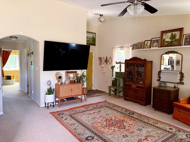 10512 Yosemite Falls Avenue, Bakersfield, CA 93312