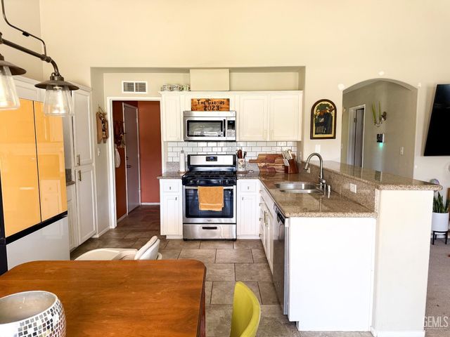 10512 Yosemite Falls Avenue, Bakersfield, CA 93312