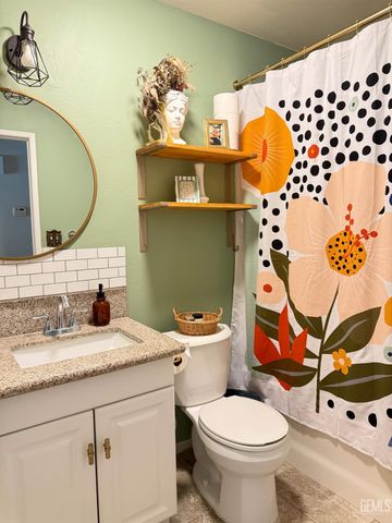 10512 Yosemite Falls Avenue, Bakersfield, CA 93312