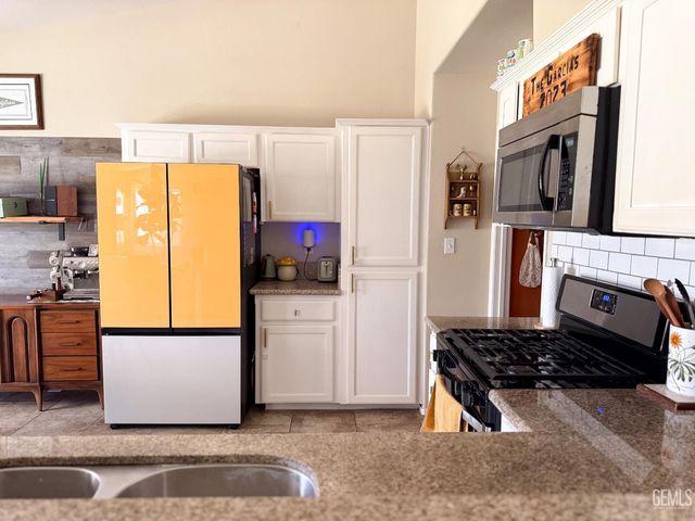 10512 Yosemite Falls Avenue, Bakersfield, CA 93312