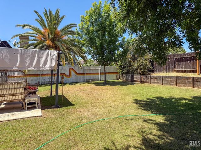 10512 Yosemite Falls Avenue, Bakersfield, CA 93312