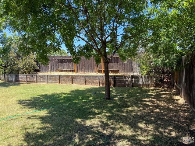 10512 Yosemite Falls Avenue, Bakersfield, CA 93312