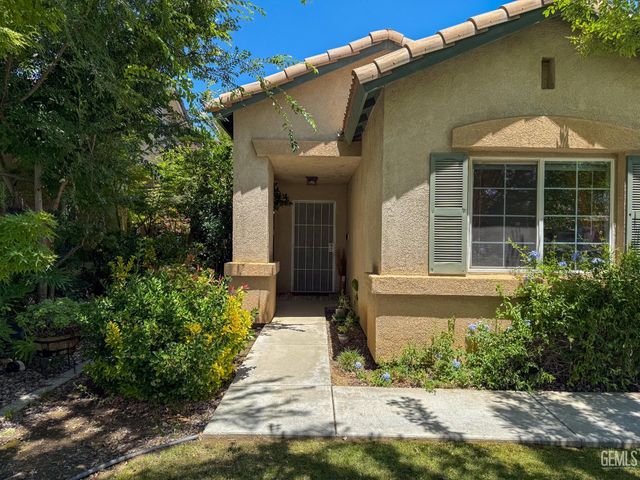 10512 Yosemite Falls Avenue, Bakersfield, CA 93312