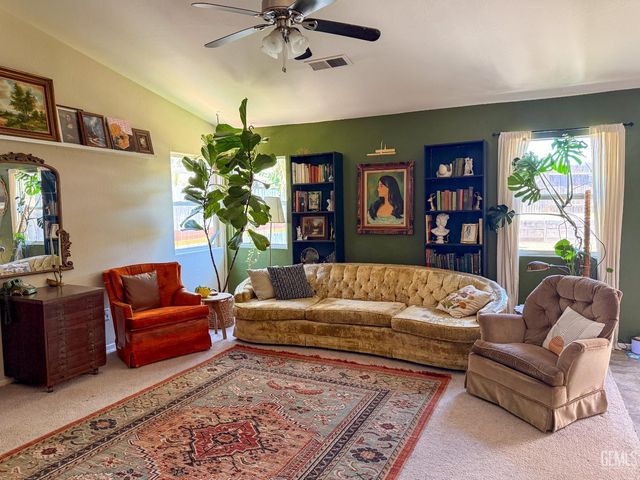 10512 Yosemite Falls Avenue, Bakersfield, CA 93312