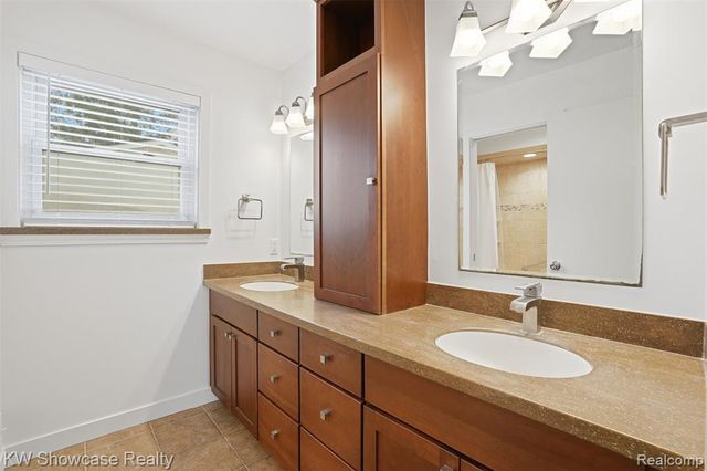 3506 Moberly Drive, Commerce Twp, MI 48382