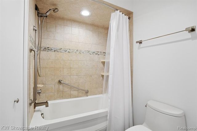 3506 Moberly Drive, Commerce Twp, MI 48382