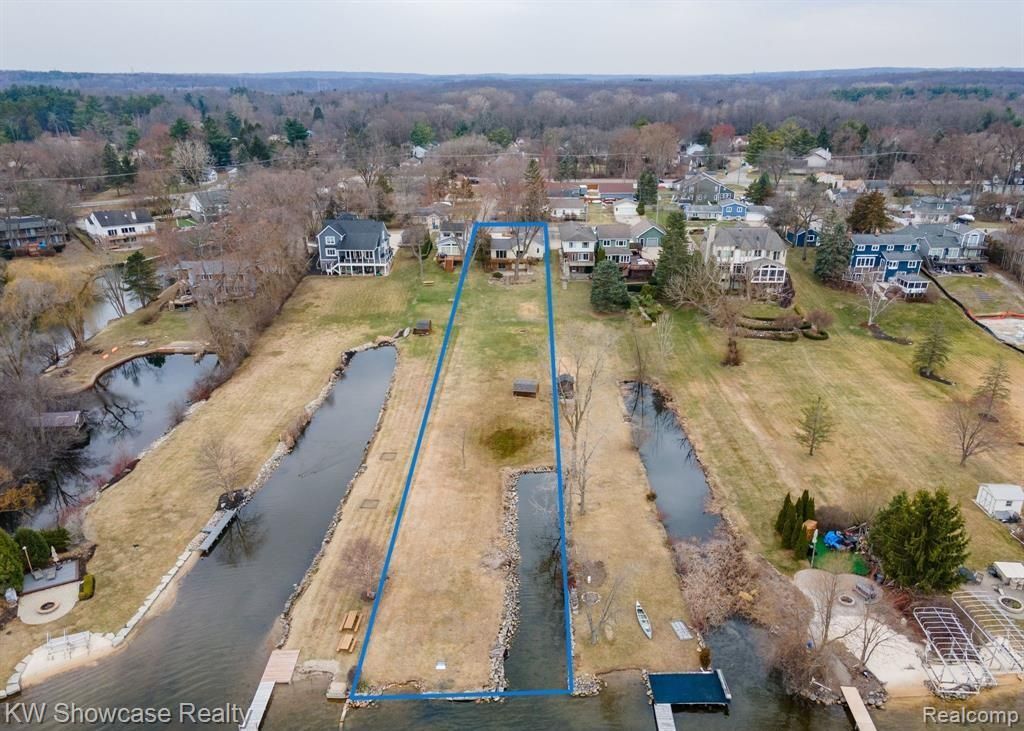 3506 Moberly Drive, Commerce Twp, MI 48382