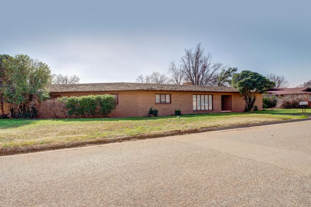 1701 N 7th Street, Tahoka, TX 79373