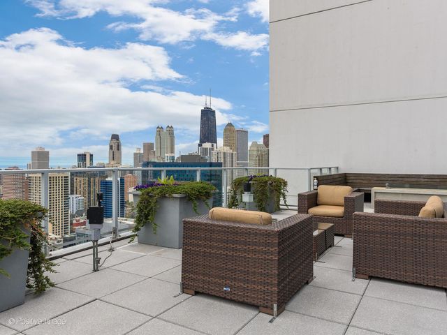 303 W Ohio Street 2004, Chicago, IL 60654