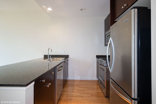 303 W Ohio Street 2004, Chicago, IL 60654