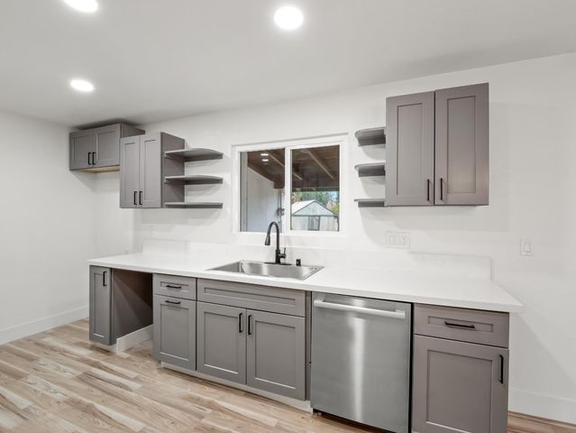 568 E San Ramon Avenue, Fresno, CA 93710