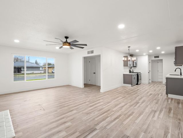 568 E San Ramon Avenue, Fresno, CA 93710