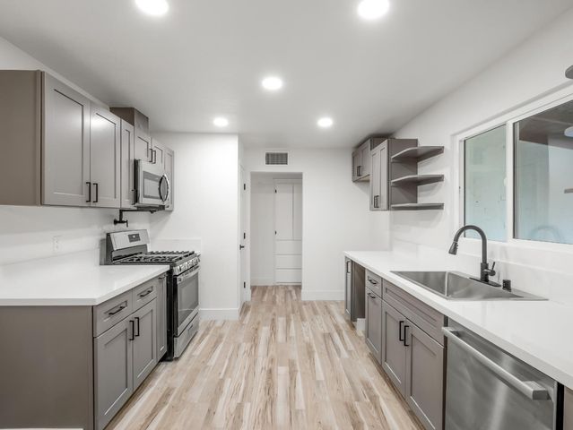 568 E San Ramon Avenue, Fresno, CA 93710