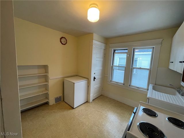 1916 Creston Avenue, Cleveland, OH 44109