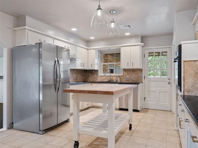 1835 Drakestone Avenue, Nichols Hills, OK 73120