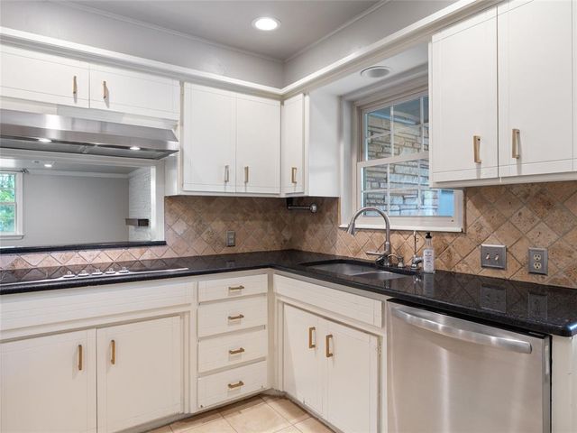 1835 Drakestone Avenue, Nichols Hills, OK 73120